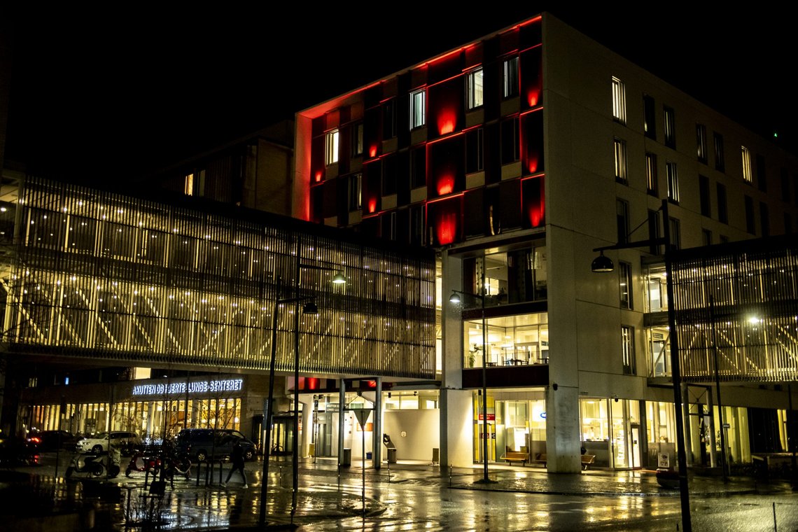 Kapasiteten er sprengt ved St. Olavs hospital i Trondheim, opplyser ledelsen. Pasienter hoper seg opp i akutten, og så langt i år har økningen vært på 17 prosent sammenlignet med i fjor. Foto: Annika Byrde / NTB Kapasiteten er sprengt ved St. Olavs hospital i Trondheim, opplyser ledelsen. Pasienter hoper seg opp i akutten, og så langt i år har økningen vært på 17 prosent sammenlignet med i fjor. Foto: Annika Byrde / NTB