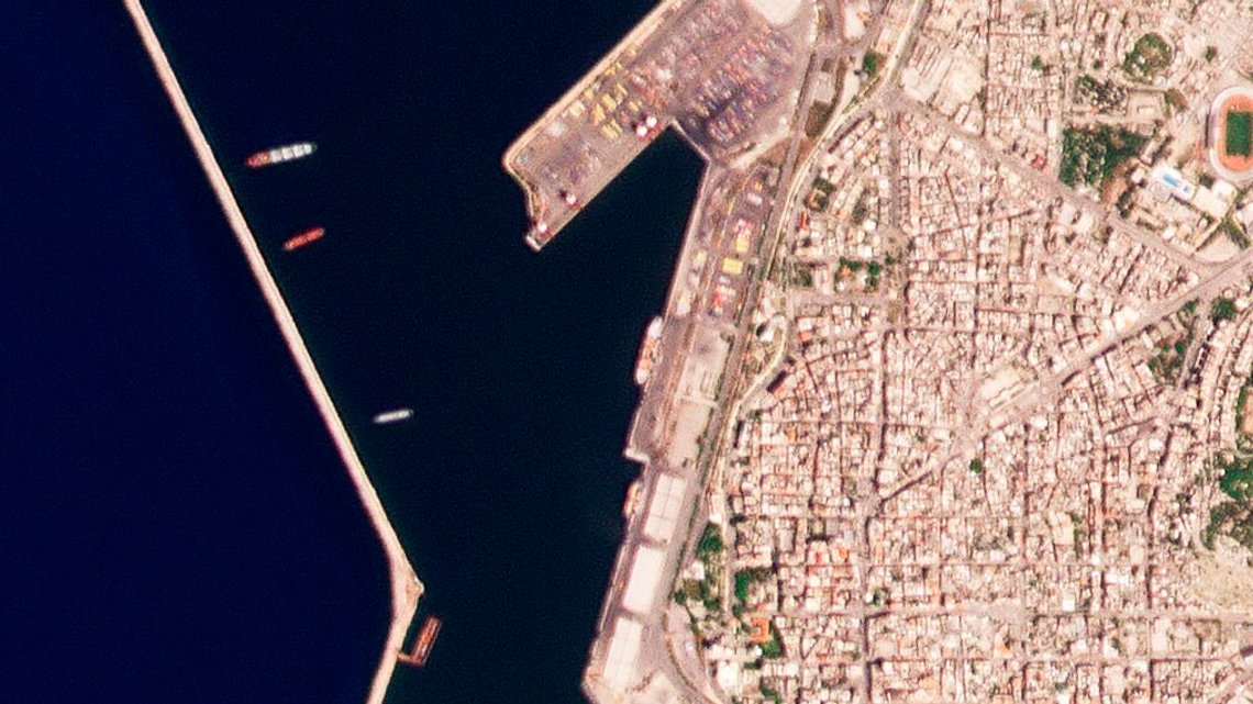 Et satellittbilde fra Planet Labs PBC viser det russiske skipet ved havnen Latakia i Syria 10. mars. Bildene er analysert av nyhetsbyrået AP. Foto: Planet Labs PBC via AP Et satellittbilde fra Planet Labs PBC viser det russiske skipet ved havnen Latakia i Syria 10. mars. Bildene er analysert av nyhetsbyrået AP. Foto: Planet Labs PBC via AP