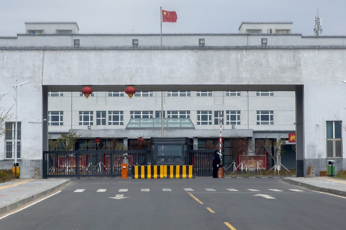 Urumqis 3. anholdelsessenter, et av mange sentre der Kina holder uigurer i Xinjiang-provinsen. Her skal det være opptil 10.000 fanger. Foto: Mark Schiefelbein / AP / NTB Urumqis 3. anholdelsessenter, et av mange sentre der Kina holder uigurer i Xinjiang-provinsen. Her skal det være opptil 10.000 fanger. Foto: Mark Schiefelbein / AP / NTB