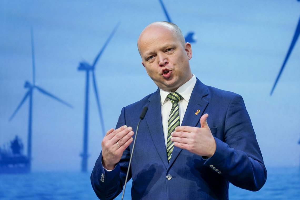 Finansminister Trygve Slagsvold Vedum (Sp) foreslår å øke oljepengebruken med nesten 30 milliarder kroner fra statsbudsjettet for i år. Foto: Lise Åserud / NTB Finansminister Trygve Slagsvold Vedum (Sp) foreslår å øke oljepengebruken med nesten 30 milliarder kroner fra statsbudsjettet for i år. Foto: Lise Åserud / NTB