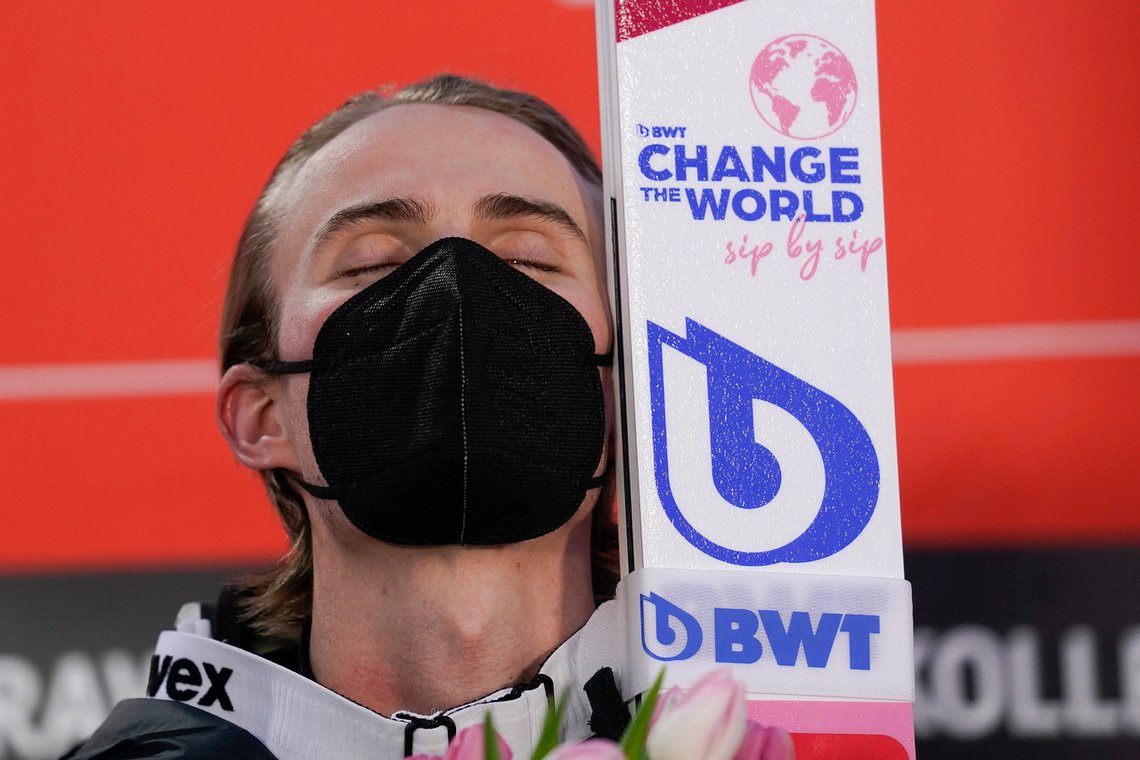 Hopperen Daniel Andre Tande og mange andre går fortsatt rundt med munnbind, selv om ingen vet om det har noen effekt. Munnbindet har blitt til et symbol på lydighet. Foto: Terje Bendiksby / NTB Hopperen Daniel Andre Tande og mange andre går fortsatt rundt med munnbind, selv om ingen vet om det har noen effekt. Munnbindet har blitt til et symbol på lydighet. Foto: Terje Bendiksby / NTB