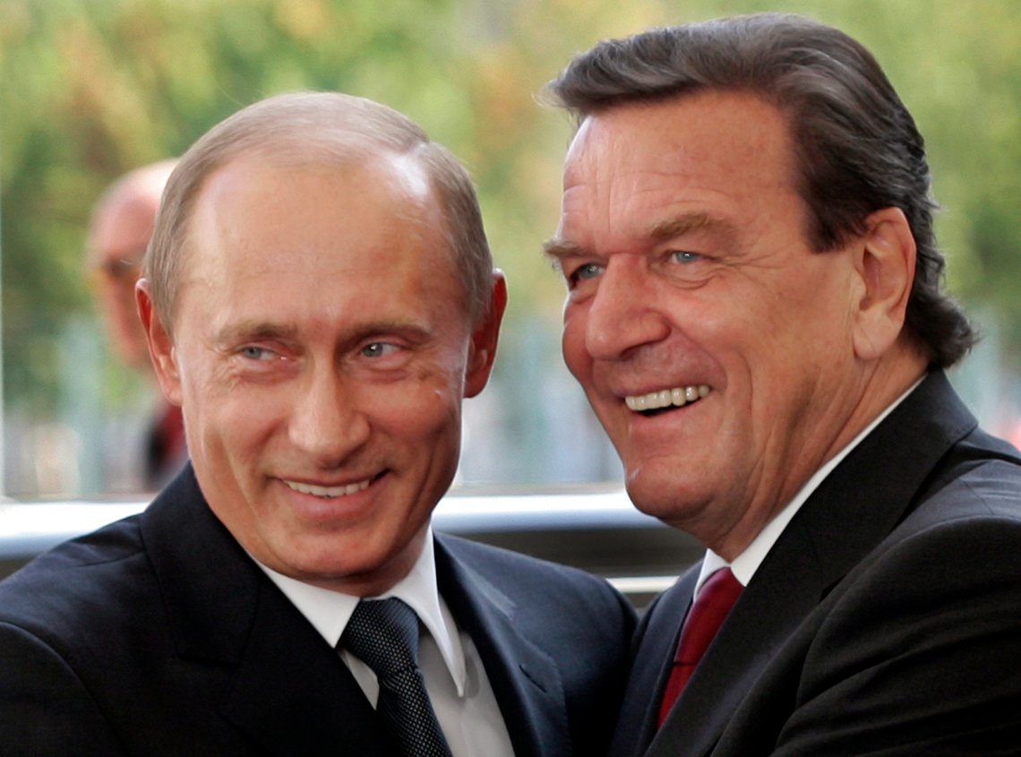 Tysklands tidligere statsminister Gerhard Schröder (t.h.) har lenge hatt et godt forhold til Russlands president Vladimir Putin (t.v.) og russiske energiselskap. Han mister nå noen privilegier, men vil nok klare seg greit. Men tysk industri står overfor en større trussel. Foto: AP / NTB Tysklands tidligere statsminister Gerhard Schröder (t.h.) har lenge hatt et godt forhold til Russlands president Vladimir Putin (t.v.) og russiske energiselskap. Han mister nå noen privilegier, men vil nok klare seg greit. Men tysk industri står overfor en større trussel. Foto: AP / NTB