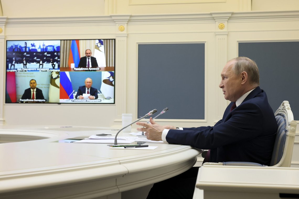 Russlands president Vladimir Putin sier Russland er klare til å bidra til å løse den globale matkrisen dersom Vesten løfter på sanksjonene mot landet. Torsdag deltok han også via en videooverføring på Eurasian Economic Forum i Bisjkek. Foto: Mikhail Metzel, Sputnik, Kreml / AP / NTB Russlands president Vladimir Putin sier Russland er klare til å bidra til å løse den globale matkrisen dersom Vesten løfter på sanksjonene mot landet. Torsdag deltok han også via en videooverføring på Eurasian Economic Forum i Bisjkek. Foto: Mikhail Metzel, Sputnik, Kreml / AP / NTB