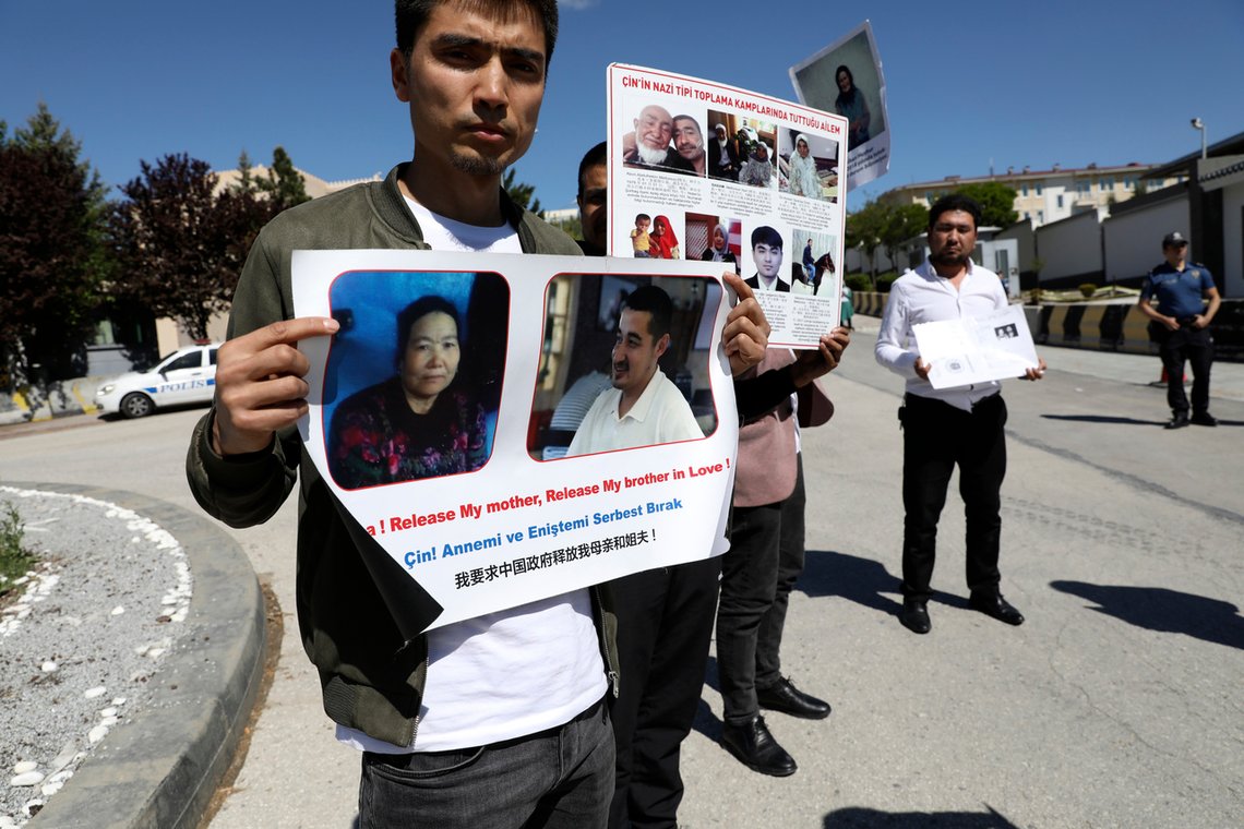 Denne mannen krever at hans mor og bror løslates. Demonstrantene fordømmer Bachelets besøk i Kina. Foto: AP /Burhan Ozbilici / NTB Denne mannen krever at hans mor og bror løslates. Demonstrantene fordømmer Bachelets besøk i Kina. Foto: AP /Burhan Ozbilici / NTB