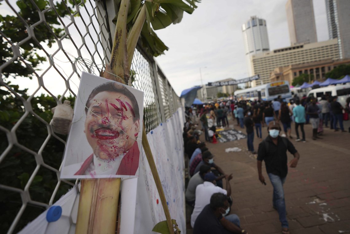 Demonstranter har gått løs på et bilde av statsminister Mahinda Rajapaksa under en demonstrasjon i Colombo. Foto: Eranga Jayawardena / AP / NTB Demonstranter har gått løs på et bilde av statsminister Mahinda Rajapaksa under en demonstrasjon i Colombo. Foto: Eranga Jayawardena / AP / NTB
