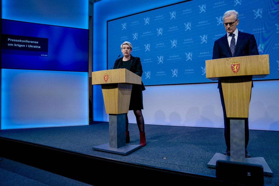 Statsminister Jonas Gahr Støre og Arbeids- og inkluderingsminister Marte Mjøs Persen (Ap) lover rask behandling av tiltakene for å skjerpe kravene til innleid arbeidskraft. Foto: Stian Lysberg Solum / NTB Statsminister Jonas Gahr Støre og Arbeids- og inkluderingsminister Marte Mjøs Persen (Ap) lover rask behandling av tiltakene for å skjerpe kravene til innleid arbeidskraft. Foto: Stian Lysberg Solum / NTB