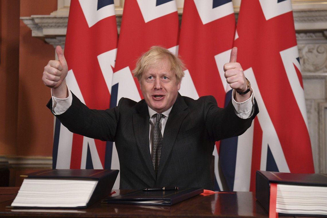 Fredagens valg i Nord-Irland kan bety nye Brexit-vansker for statsminister Boris Johnson, som den 30.12.20 jublet over endelig å ha fått i havn en hand en handelsavtale med EU. Foto: Leon Neal/ Pool via AP / NTB Fredagens valg i Nord-Irland kan bety nye Brexit-vansker for statsminister Boris Johnson, som den 30.12.20 jublet over endelig å ha fått i havn en hand en handelsavtale med EU. Foto: Leon Neal/ Pool via AP / NTB