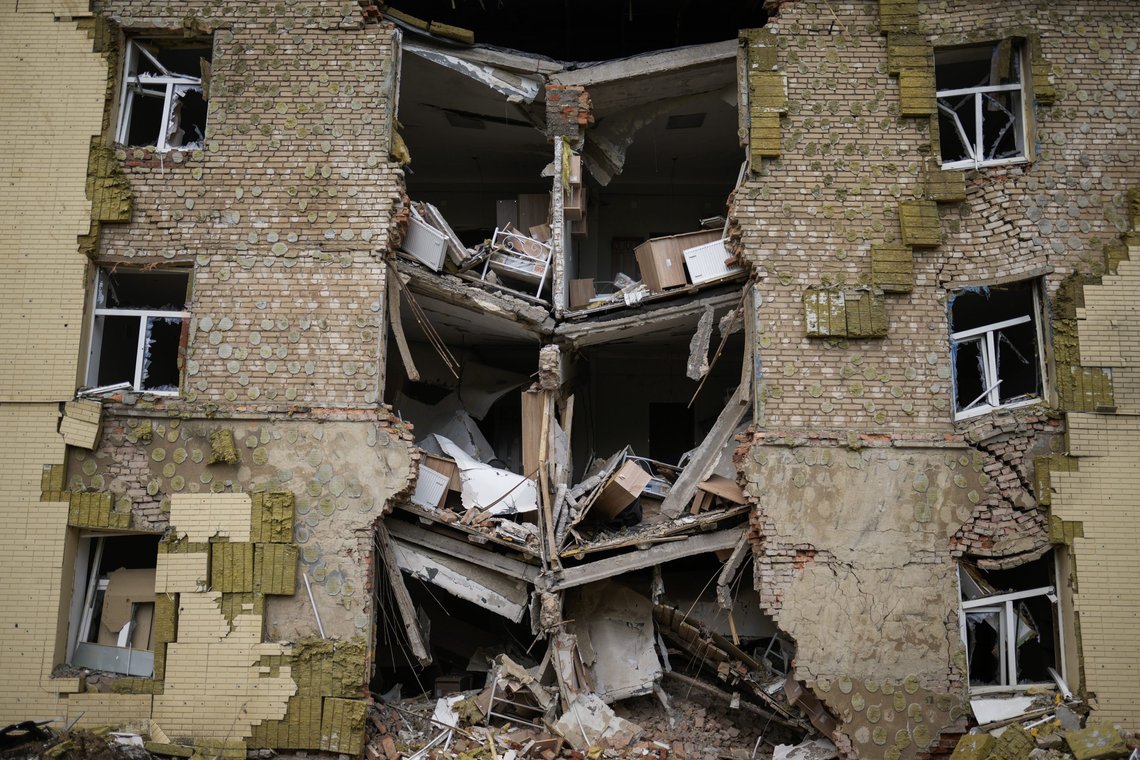 Debris hangs from a residential building heavily damaged in a Russian bombing in Bakhmut, eastern Ukraine, eastern Ukraine, Saturday, May 28, 2022. Fighting has raged around Lysychansk and neighbouring Sievierodonetsk, the last major cities under Ukrainian control in Luhansk region. (AP Photo/Francisco Seco) Debris hangs from a residential building heavily damaged in a Russian bombing in Bakhmut, eastern Ukraine, eastern Ukraine, Saturday, May 28, 2022. Fighting has raged around Lysychansk and neighbouring Sievierodonetsk, the last major cities under Ukrainian control in Luhansk region. (AP Photo/Francisco Seco)