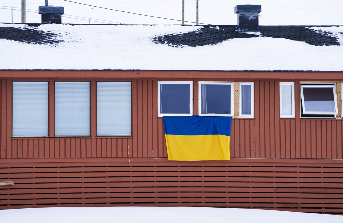 Longyearbyen, Svalbard 20220419.
Et ukrainsk flagg er hengt opp utenfor et vindu i Longyearbyen på Svalbard.
Foto: Ole Berg-Rusten / NTB Longyearbyen, Svalbard 20220419.
Et ukrainsk flagg er hengt opp utenfor et vindu i Longyearbyen på Svalbard.
Foto: Ole Berg-Rusten / NTB