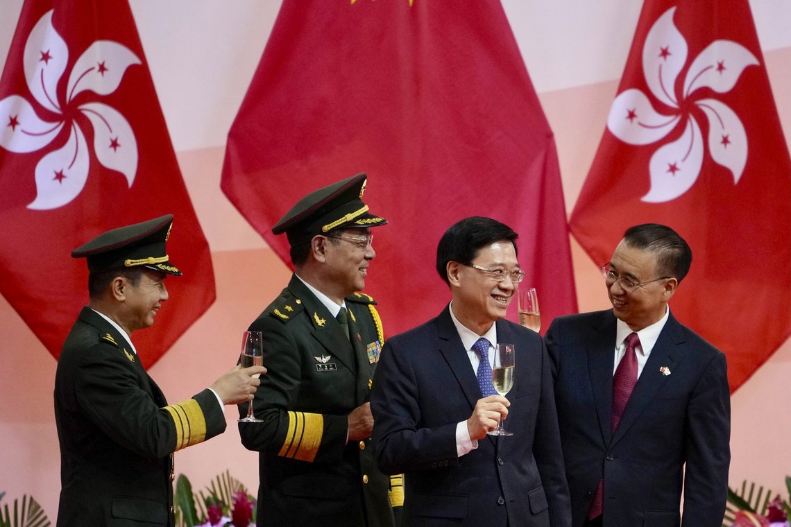 Til tross for at resultatet var gitt på forhånd, ble det avholdt hemmelig valg i komiteen som valgte John Lee (nr to fra høyre) til ny leder i Hongkong. Han var eneste kandidat. Foto: Kin Cheung / AP / NTB Til tross for at resultatet var gitt på forhånd, ble det avholdt hemmelig valg i komiteen som valgte John Lee (nr to fra høyre) til ny leder i Hongkong. Han var eneste kandidat. Foto: Kin Cheung / AP / NTB