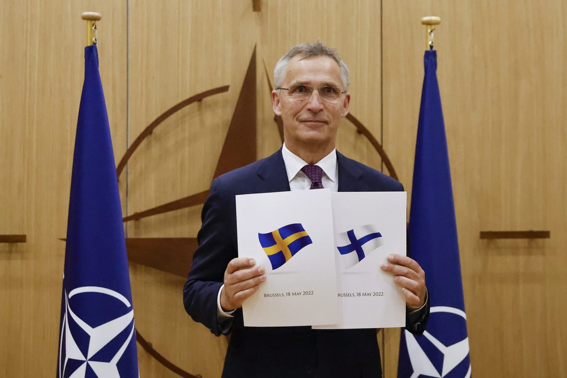 NATOs generalsekretær Jens Stoltenberg med søknad om medlemskap fra Sverige og Finland. Foto: Johanna Geron, AP-NTB. NATOs generalsekretær Jens Stoltenberg med søknad om medlemskap fra Sverige og Finland. Foto: Johanna Geron, AP-NTB.
