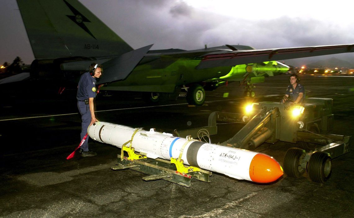 Danmark har levert Harpoon-missiler til Ukraina, noe de helst ikke snakker høyt om. Men det gjør Pentagon.
Royal Australian Air Force CPL Liam Schipanski, left, and CPL Andrew Manning move the first of the Harpoon missiles fitted with telemetry heads toward the strike jet at the U.S. Marine Corp base in Oahu, Hawaii, Tuesday, June 13, 2000. This year's Rim of the Pacific naval war games started May 30, 2000 attended by more than 22,000 military personnel from six nations and the United States to improve readiness and communication between the various forces. The exercises will last until early July. This photo was made available Thursday, June 22, 2000 in Tokyo. (AP Photo/SGT Brent Tero. Royal Australian Air Force) Danmark har levert Harpoon-missiler til Ukraina, noe de helst ikke snakker høyt om. Men det gjør Pentagon.
Royal Australian Air Force CPL Liam Schipanski, left, and CPL Andrew Manning move the first of the Harpoon missiles fitted with telemetry heads toward the strike jet at the U.S. Marine Corp base in Oahu, Hawaii, Tuesday, June 13, 2000. This year's Rim of the Pacific naval war games started May 30, 2000 attended by more than 22,000 military personnel from six nations and the United States to improve readiness and communication between the various forces. The exercises will last until early July. This photo was made available Thursday, June 22, 2000 in Tokyo. (AP Photo/SGT Brent Tero. Royal Australian Air Force)
