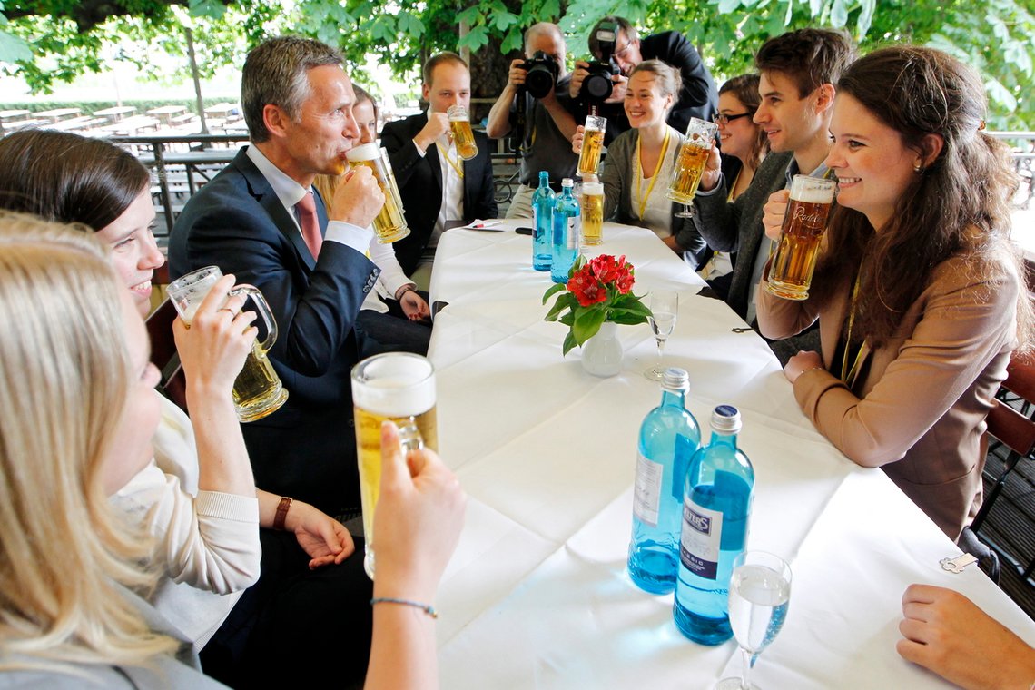 Vår tidligere statsminister Jens Stoltenberg skåler i tysk øl med et knippe norske studenter på Zollpackhof ved elva Spree i Berlin under sitt dagsbesøk til Tyskland i 2012. Men nå blir ølen dyrere og vanskeligere å få tak i. Foto: Håkon Mosvold Larsen / NTB Vår tidligere statsminister Jens Stoltenberg skåler i tysk øl med et knippe norske studenter på Zollpackhof ved elva Spree i Berlin under sitt dagsbesøk til Tyskland i 2012. Men nå blir ølen dyrere og vanskeligere å få tak i. Foto: Håkon Mosvold Larsen / NTB