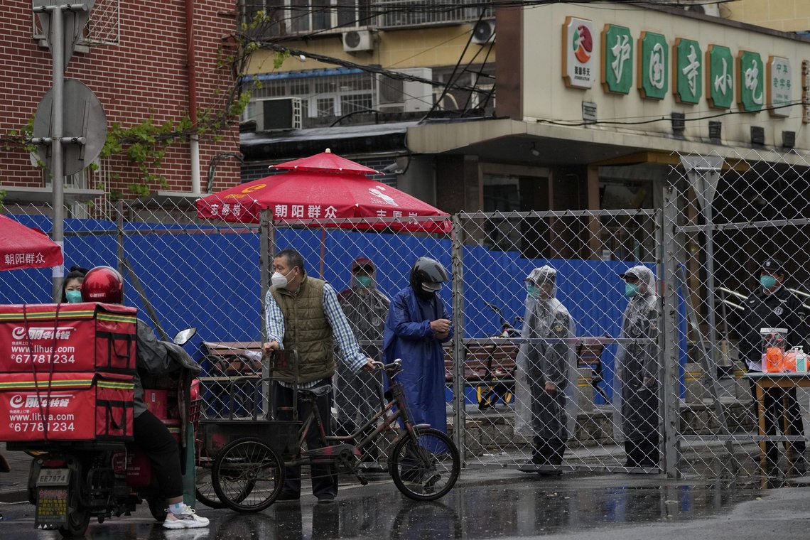Sikkerhetsvakter passer på ved et nedstengt område som er gjerdet inn i Beijing. Foto: AP Photo/Andy Wong/NTB Sikkerhetsvakter passer på ved et nedstengt område som er gjerdet inn i Beijing. Foto: AP Photo/Andy Wong/NTB