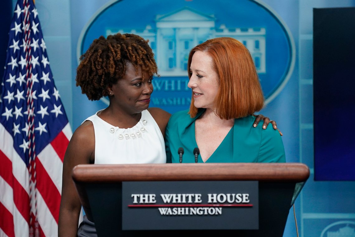 Jen Psaki introduserte selv sin etterfølger Karine Jean-Pierre i Det hvite hus torsdag. Mangfoldet er sikret i Biden-administrasjonen. Foto: AP/ Evan Vucci/ NTB Jen Psaki introduserte selv sin etterfølger Karine Jean-Pierre i Det hvite hus torsdag. Mangfoldet er sikret i Biden-administrasjonen. Foto: AP/ Evan Vucci/ NTB