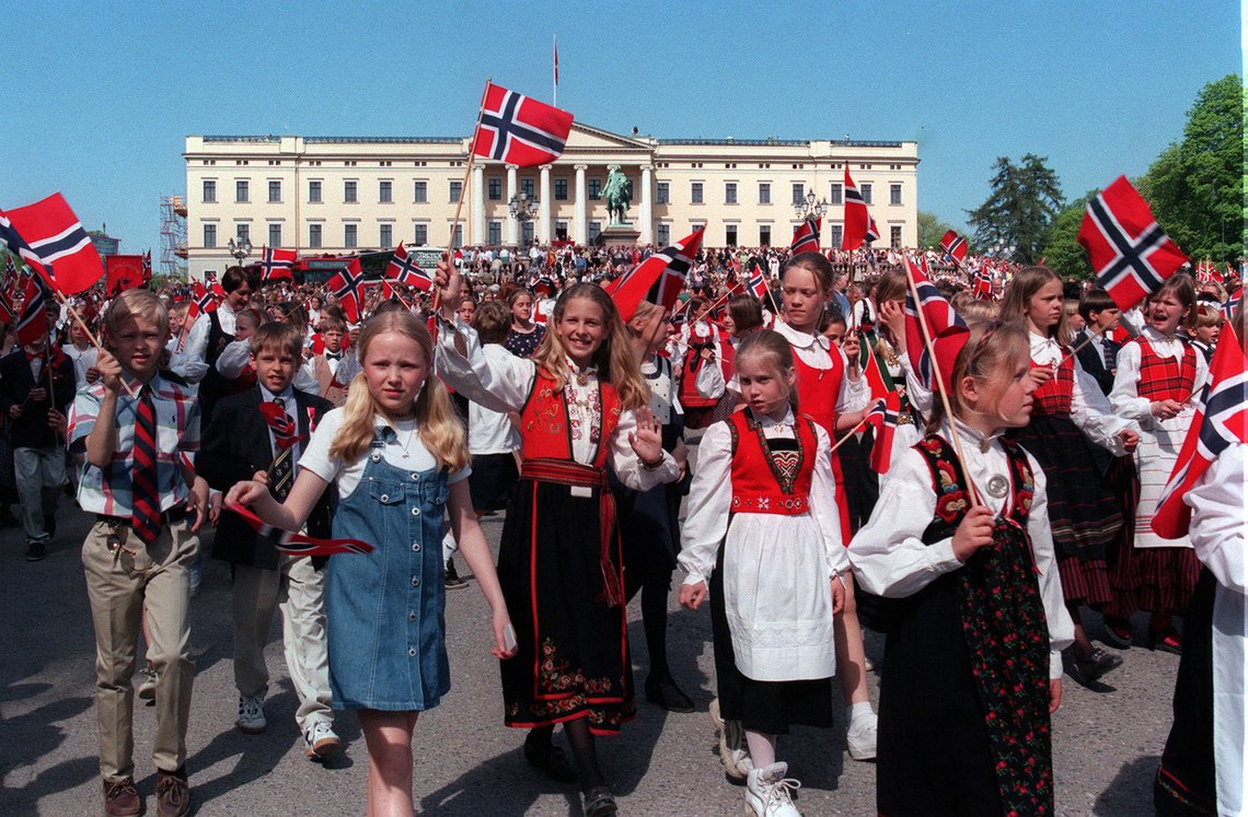 Et bilde fra en svunnen tid. 17. mai-tog foran Slottet i Oslo i 1998. Norske gutter og jenter, et hav av norske flagg og vakre bunader. Foto: Bjørn Sigurdsøn / NTB Et bilde fra en svunnen tid. 17. mai-tog foran Slottet i Oslo i 1998. Norske gutter og jenter, et hav av norske flagg og vakre bunader. Foto: Bjørn Sigurdsøn / NTB