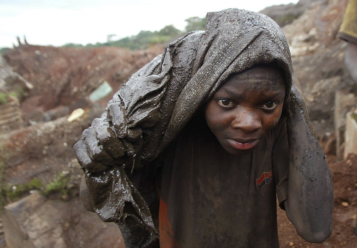 Gutt med kobolt på ryggen i Den demokratiske republikk Kongo. Foto: Schalk van Zuydam / AP / NTB Gutt med kobolt på ryggen i Den demokratiske republikk Kongo. Foto: Schalk van Zuydam / AP / NTB