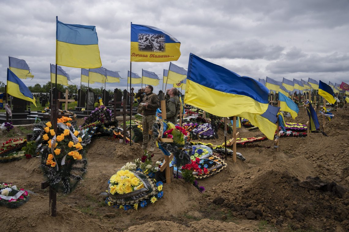 Soldater fra nasjonalgarden gjør ære på falne soldater på en kirkegård i Kharkiv øst i Ukraina. Foto: Bernat Armangue / AP / NTB Soldater fra nasjonalgarden gjør ære på falne soldater på en kirkegård i Kharkiv øst i Ukraina. Foto: Bernat Armangue / AP / NTB
