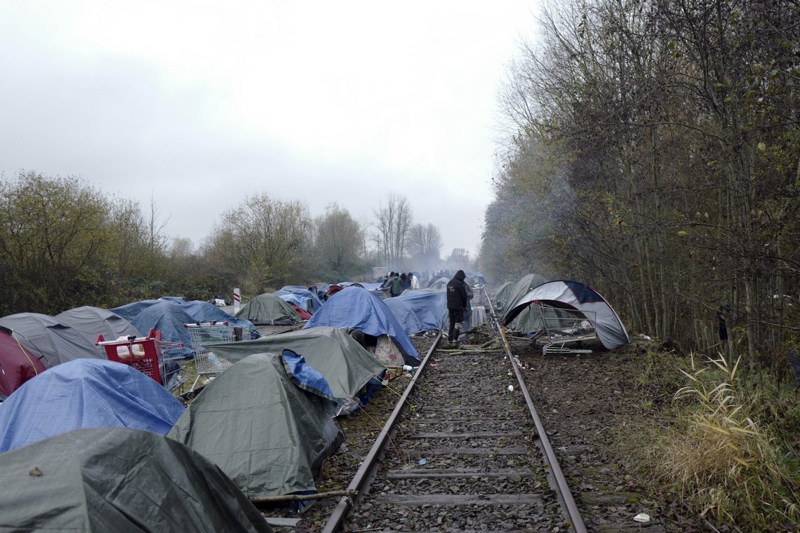 De samme teltbyer strekker seg nå fra Los Angeles til Calais. De er et krisetegn. A migrants makeshift camp is set up in Calais, northern France, Saturday, Nov. 27, 2021. At the makeshift camps outside Calais, migrants are digging in, waiting for the chance to make a dash across the English Channel despite the news that at least 27 people died this week when their boat sank a few miles from the French coast. (AP Photo/Rafael Yaghobzadeh) De samme teltbyer strekker seg nå fra Los Angeles til Calais. De er et krisetegn. A migrants makeshift camp is set up in Calais, northern France, Saturday, Nov. 27, 2021. At the makeshift camps outside Calais, migrants are digging in, waiting for the chance to make a dash across the English Channel despite the news that at least 27 people died this week when their boat sank a few miles from the French coast. (AP Photo/Rafael Yaghobzadeh)