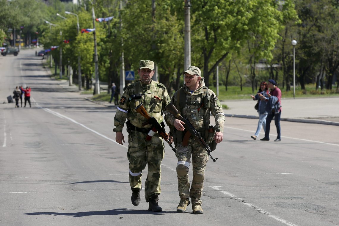 Prorussiske separatistsoldater i Mariupol. Ifølge USA har tusenvis av ukrainere blitt tvangsdeportert til Russland eller russisk-kontrollert territorium i Ukraina siden krigen brøt ut. Angivelig blir folk utsatt for brutale avhør og filtrert ut om de er motstandere av invasjonen. Foto: Aleksej Aleksandrov / AP / NTB Prorussiske separatistsoldater i Mariupol. Ifølge USA har tusenvis av ukrainere blitt tvangsdeportert til Russland eller russisk-kontrollert territorium i Ukraina siden krigen brøt ut. Angivelig blir folk utsatt for brutale avhør og filtrert ut om de er motstandere av invasjonen. Foto: Aleksej Aleksandrov / AP / NTB