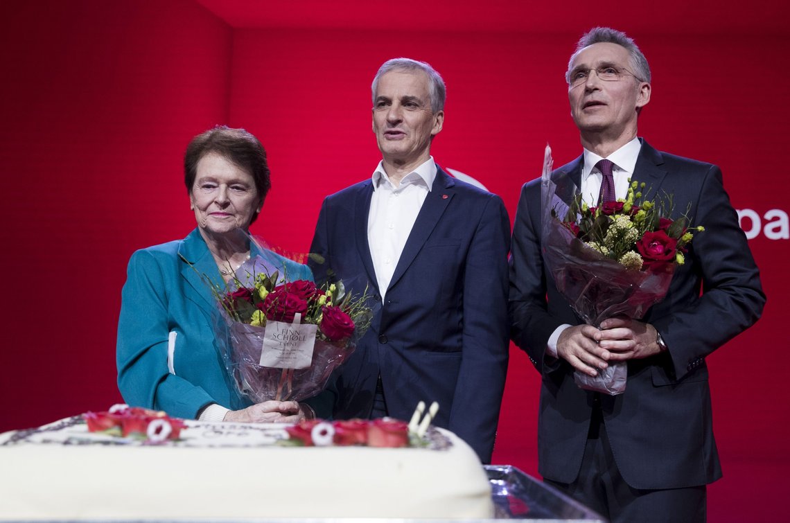 Oslo 20190406.
Jonas Gahr Støre feirer Gro Harlem Brundtland t.v og Jens Stoltenberg t.h. under landsmøtet til Arbeiderpartiet i Folkets Hus i Oslo
Foto: Terje Pedersen / NTB Oslo 20190406.
Jonas Gahr Støre feirer Gro Harlem Brundtland t.v og Jens Stoltenberg t.h. under landsmøtet til Arbeiderpartiet i Folkets Hus i Oslo
Foto: Terje Pedersen / NTB