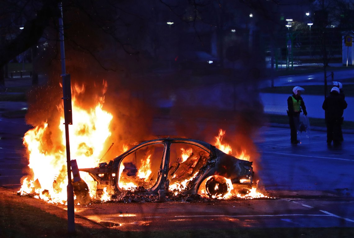 Norrköping 14. april, under den svenske påskeintifadaen. Nå bevoktes politihuset av tungt bevæpnet politi, av frykt for at noe skal skje. Foto: Jeppe Gustafsson/ Shutterstock / NTB Norrköping 14. april, under den svenske påskeintifadaen. Nå bevoktes politihuset av tungt bevæpnet politi, av frykt for at noe skal skje. Foto: Jeppe Gustafsson/ Shutterstock / NTB