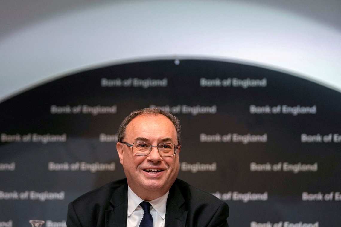Sjefen for Bank of England Andrew Bailey snakker med pressen 5. mai. Rentene er på vei opp, og sentralbanken frykter inflasjon og tap av kjøpekraft for husholdningene. Foto: Frank Augstein/ REUTERS/ NTB Sjefen for Bank of England Andrew Bailey snakker med pressen 5. mai. Rentene er på vei opp, og sentralbanken frykter inflasjon og tap av kjøpekraft for husholdningene. Foto: Frank Augstein/ REUTERS/ NTB