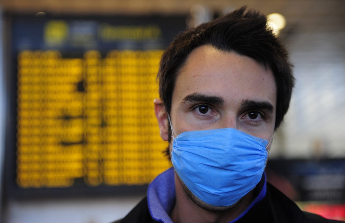 Fra 16. mai er det slutt på obligatorisk ansiktsmaske på flyplasser og fly i hele Europa. Foto: Manu Fernandez / AP / NTB Fra 16. mai er det slutt på obligatorisk ansiktsmaske på flyplasser og fly i hele Europa. Foto: Manu Fernandez / AP / NTB
