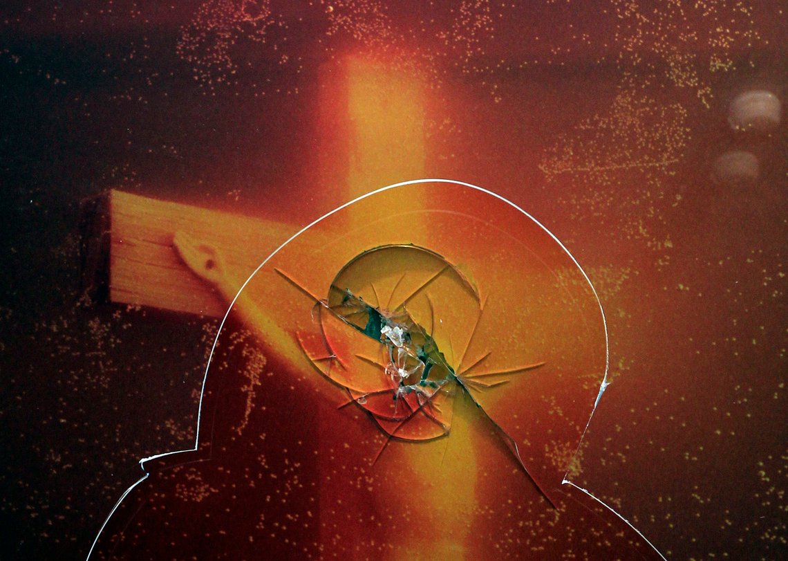Kunstverket «Piss Christ» av Andres Serrano provoserte mange, men førte ikke til voldelige opptøyer, terroraksjoner og drap. Men muslimer har visstnok så mye sterkere følelser enn oss kaldblodige nordboere. Foto: REUTERS/ Jean-Paul Pelissier/ NTB Kunstverket «Piss Christ» av Andres Serrano provoserte mange, men førte ikke til voldelige opptøyer, terroraksjoner og drap. Men muslimer har visstnok så mye sterkere følelser enn oss kaldblodige nordboere. Foto: REUTERS/ Jean-Paul Pelissier/ NTB