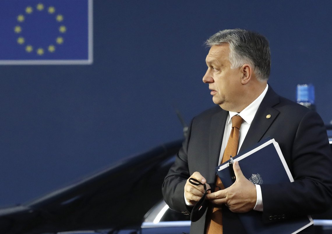 Ungarns statsminister Viktor Orban kalte mandag EU-kommisjonens planer om å innføre ytterligere sansksjoner mot oljeimport fra Russland for uansvarlige. Det er derfor liten sjanse for at EU-landene blir enige om nye sanskjoner på toppmøtet som arrangeres mandag og tirsdag. Foto: Olivier Hoslet/Pool Photo via AP/NTB Ungarns statsminister Viktor Orban kalte mandag EU-kommisjonens planer om å innføre ytterligere sansksjoner mot oljeimport fra Russland for uansvarlige. Det er derfor liten sjanse for at EU-landene blir enige om nye sanskjoner på toppmøtet som arrangeres mandag og tirsdag. Foto: Olivier Hoslet/Pool Photo via AP/NTB
