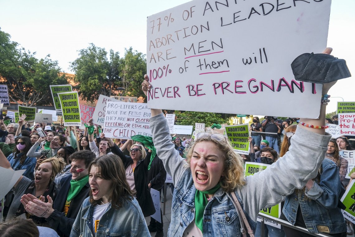 AP har ingen bilder av de hatefulle protestene utenfor hjemmet til Kavanugh. Vivienne Sievers, 14, right, protests outside of the U.S. Courthouse in response to a leaked draft of the Supreme Court's opinion to overturn Roe v. Wade, in Los Angeles, Tuesday, March 3, 2022. (AP Photo/Ringo H.W. Chiu/NTB AP har ingen bilder av de hatefulle protestene utenfor hjemmet til Kavanugh. Vivienne Sievers, 14, right, protests outside of the U.S. Courthouse in response to a leaked draft of the Supreme Court's opinion to overturn Roe v. Wade, in Los Angeles, Tuesday, March 3, 2022. (AP Photo/Ringo H.W. Chiu/NTB