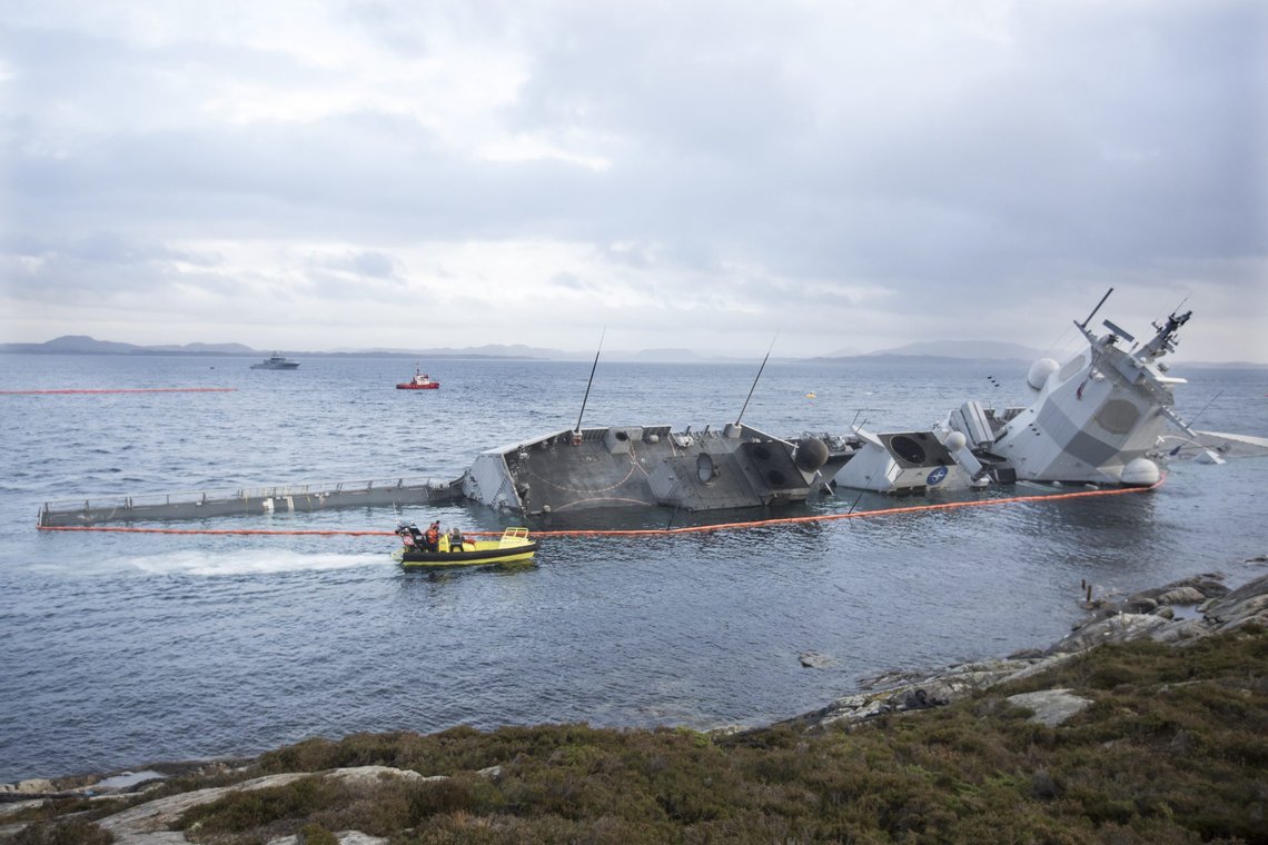 KNM Helge Ingstad i Øygarden etter at fartøyet kolliderte med et tankskip og fikk store skader. Foto: Terje Pedersen / NTB KNM Helge Ingstad i Øygarden etter at fartøyet kolliderte med et tankskip og fikk store skader. Foto: Terje Pedersen / NTB