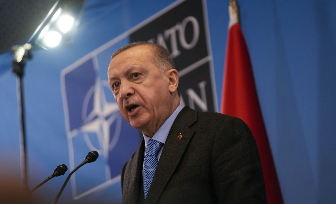Erdoğans krav for å ønske Sverige velkommen inn i NATO kan gjøre søknadsperioden til et chicken race.
Foto: Markus Schreiber / AP / NTB Erdoğans krav for å ønske Sverige velkommen inn i NATO kan gjøre søknadsperioden til et chicken race.
Foto: Markus Schreiber / AP / NTB