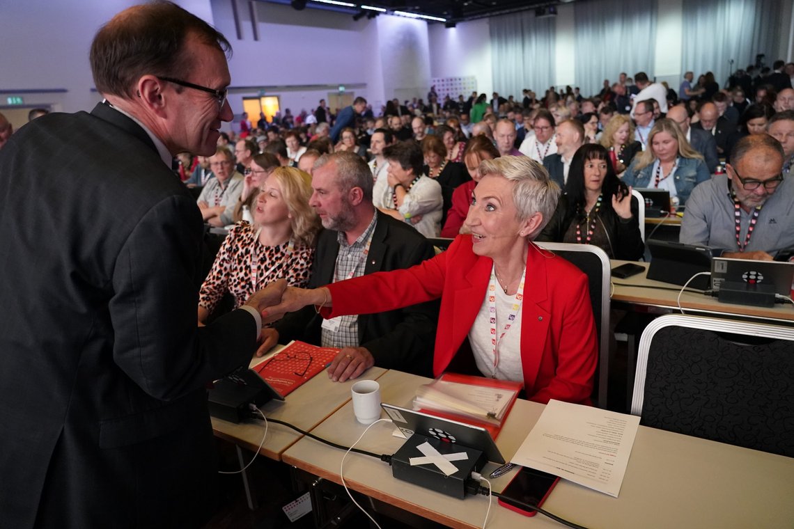 Oslo 20220530.
LO-leder Peggy Hessen Følsvik i samtale med klima- og miljøminister Espen Barth Eide (Ap) under åpningen av LOs 35. ordinære kongress mandag.
Foto: Gorm Kallestad / NTB Oslo 20220530.
LO-leder Peggy Hessen Følsvik i samtale med klima- og miljøminister Espen Barth Eide (Ap) under åpningen av LOs 35. ordinære kongress mandag.
Foto: Gorm Kallestad / NTB