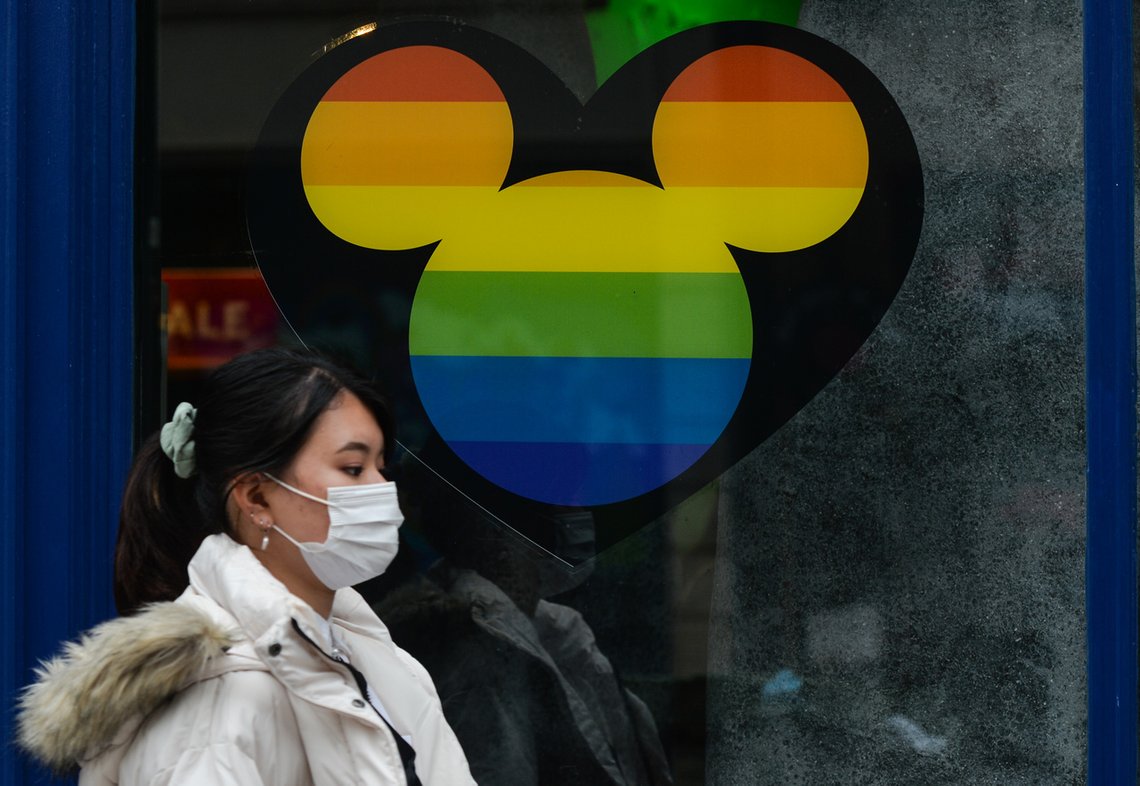 Disney har lenge satset på Pride. Nå lanserer de en serie av leker for barn fra fødselen av. Her Mikke Mus i Pride-utgave, i et butikkvindu i Irland. Foto: Artur Widak/ NurPhoto/ Shutterstock/ NTB Disney har lenge satset på Pride. Nå lanserer de en serie av leker for barn fra fødselen av. Her Mikke Mus i Pride-utgave, i et butikkvindu i Irland. Foto: Artur Widak/ NurPhoto/ Shutterstock/ NTB