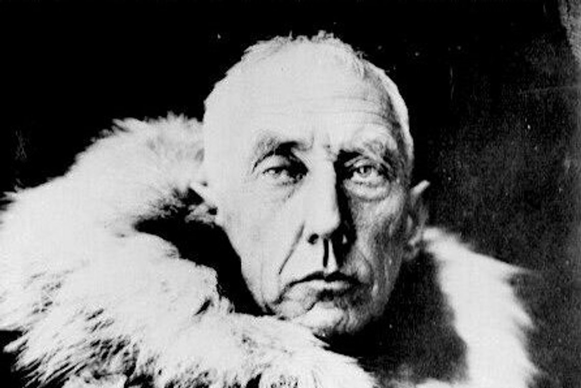 Roald Amundsen (1872-1928) Norsk Polarforsker med mange store bragder bak seg. Bl.a. med "FRAM" gjennom Nordvestpassasjen 1903-1906. Til Antarktis 1910-1912 der han nådde Sydpolen 14. Desember 1911 - foran nesen på den engelske kapt. R.F.Scott. I 1926 med Luftskipet "NORGE" over Nordpolen til Alaska. Dette bildet er fra
dokumentarfilmen om Roald Amundsen med tittelen "Frosset hjerte". SCANPIX/ARKIV. Roald Amundsen (1872-1928) Norsk Polarforsker med mange store bragder bak seg. Bl.a. med "FRAM" gjennom Nordvestpassasjen 1903-1906. Til Antarktis 1910-1912 der han nådde Sydpolen 14. Desember 1911 - foran nesen på den engelske kapt. R.F.Scott. I 1926 med Luftskipet "NORGE" over Nordpolen til Alaska. Dette bildet er fra
dokumentarfilmen om Roald Amundsen med tittelen "Frosset hjerte". SCANPIX/ARKIV.