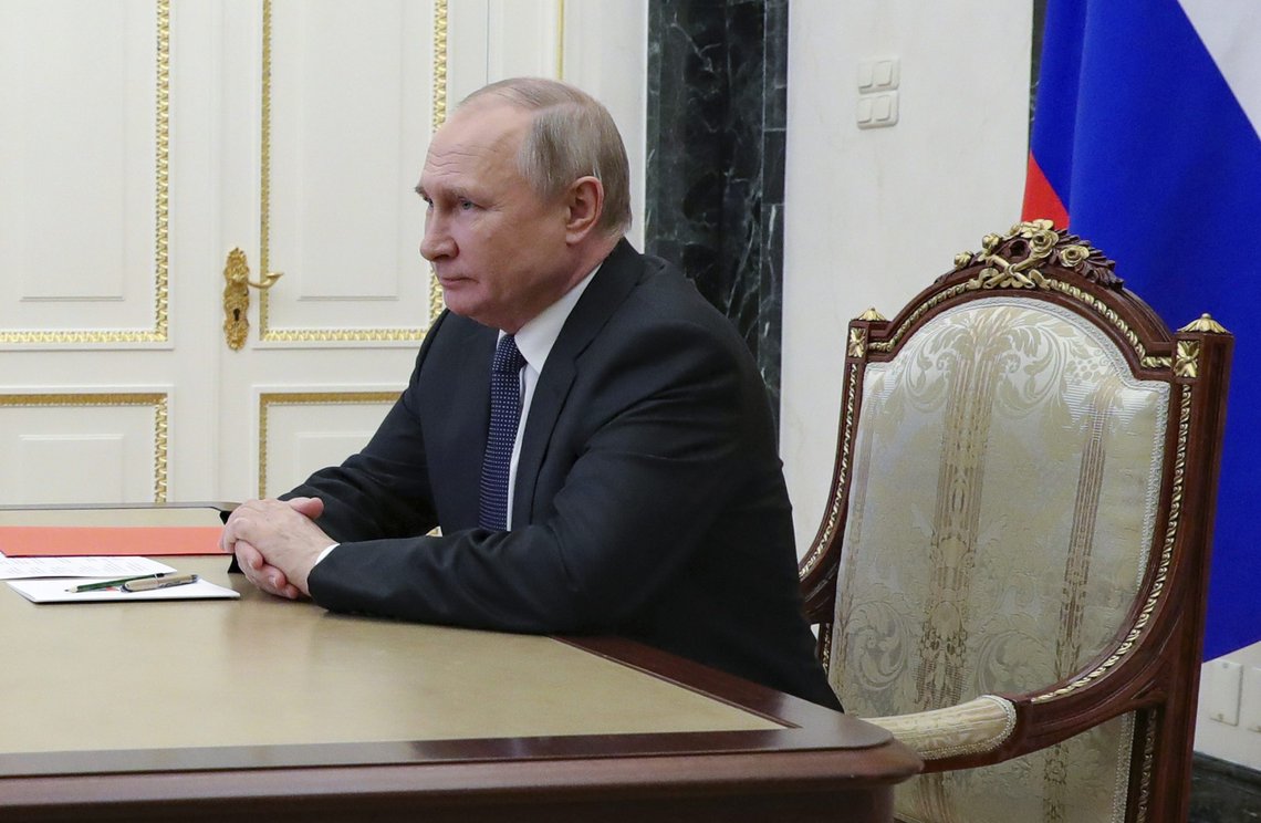 Russlands president Vladimir Putin gjorde det klart overfor Frankrikes president Emmanuel Macron at han vil ha slutt på vestlige våpenleveranser til Ukraina. Foto: Mikhail Klimentjev / Sputnik / AP / NTB Russlands president Vladimir Putin gjorde det klart overfor Frankrikes president Emmanuel Macron at han vil ha slutt på vestlige våpenleveranser til Ukraina. Foto: Mikhail Klimentjev / Sputnik / AP / NTB