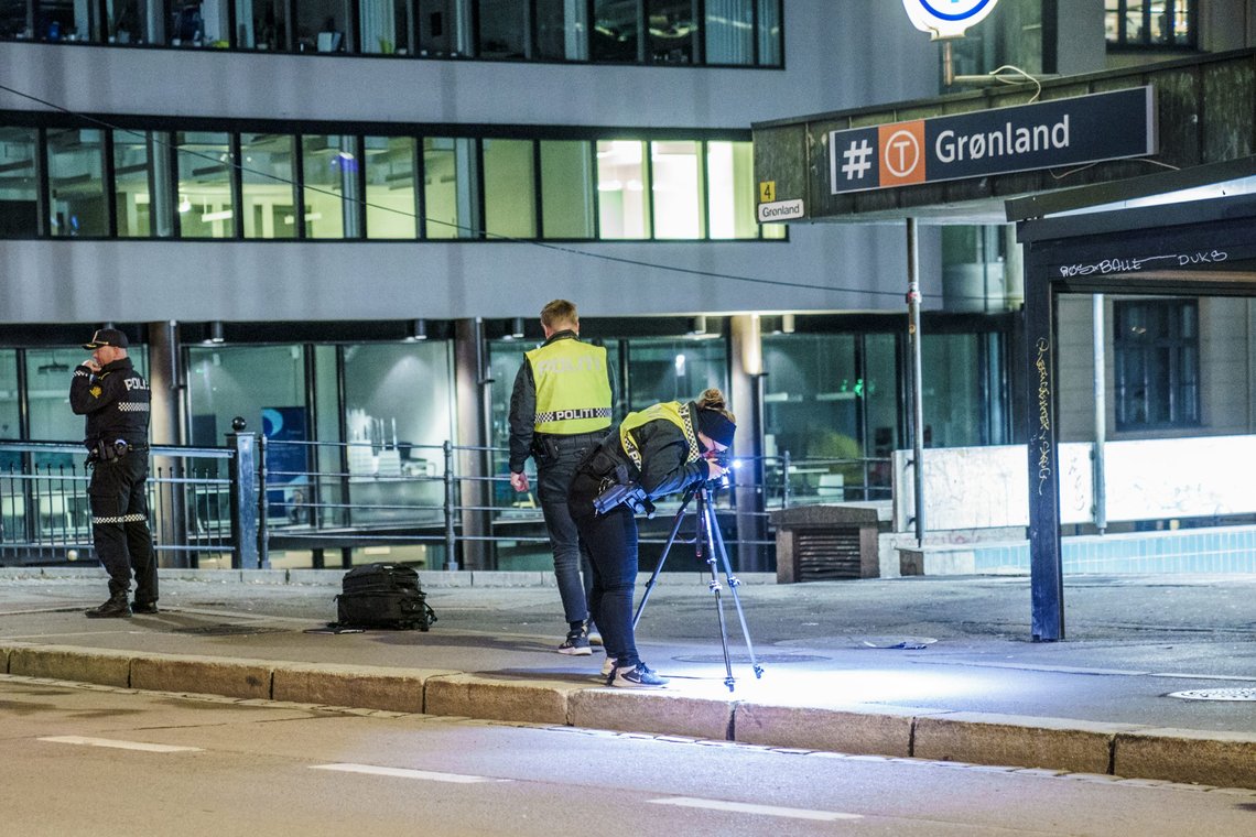 Oslo 20220404.
Politiet leter etter flere gjerningspersoner etter en voldshendelse. En mann har fått stikkskader. Politi og ambulanse jobber på Grønland i forbindelse med en voldshendelse.
Foto: Stian Lysberg Solum / NTB Oslo 20220404.
Politiet leter etter flere gjerningspersoner etter en voldshendelse. En mann har fått stikkskader. Politi og ambulanse jobber på Grønland i forbindelse med en voldshendelse.
Foto: Stian Lysberg Solum / NTB