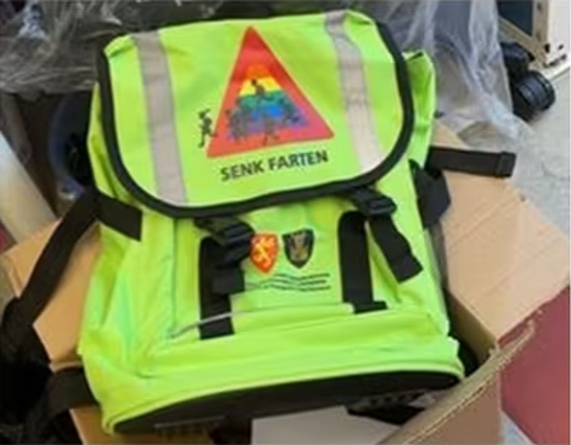 Senk farten, står det på skolesekken til førsteklassinger i Troms og Finnmark fylke. Det handler neppe om å senke farten på indoktrineringen. Foto: Faksimile/ Framtid Nord Senk farten, står det på skolesekken til førsteklassinger i Troms og Finnmark fylke. Det handler neppe om å senke farten på indoktrineringen. Foto: Faksimile/ Framtid Nord