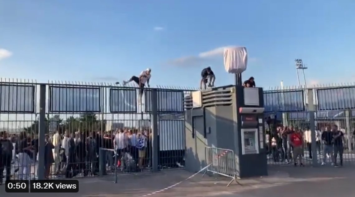 Scenene utenfor Stade de France minnet om Ceuta og Melilla. Innvandrerungdom lagde bråk, stjal billetter og klatret over gjerdet. Liverpools tilhengere fikk skylden. Skjermdump Twitter Scenene utenfor Stade de France minnet om Ceuta og Melilla. Innvandrerungdom lagde bråk, stjal billetter og klatret over gjerdet. Liverpools tilhengere fikk skylden. Skjermdump Twitter