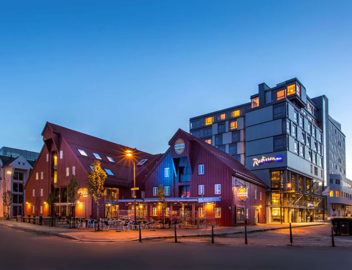To dager etter at en ung ukrainsk jente hadde ankommet Tromsø ble hun hentet på Radisson Blu av en ung lokal mann og voldtatt. Nå er den 22 år gamle gjerningspersonen dømt for ialt 14 ulike forhold. Skjermdump Radisson Blu To dager etter at en ung ukrainsk jente hadde ankommet Tromsø ble hun hentet på Radisson Blu av en ung lokal mann og voldtatt. Nå er den 22 år gamle gjerningspersonen dømt for ialt 14 ulike forhold. Skjermdump Radisson Blu