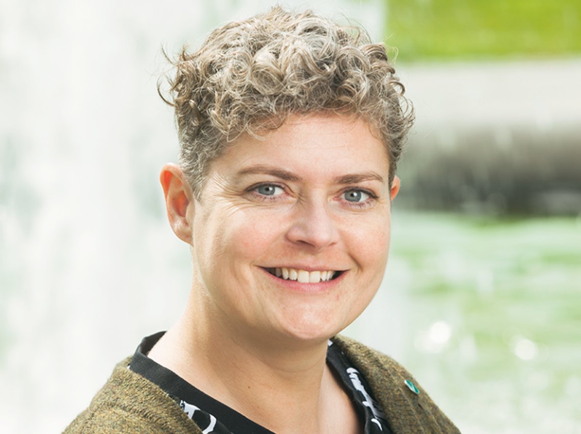 Tove Eivindsen (V) mener det er urettferdig at kvinner må betale for mensprodukter, og at menn bare kan velge å slutte med barbering. Foto: Venstre Tove Eivindsen (V) mener det er urettferdig at kvinner må betale for mensprodukter, og at menn bare kan velge å slutte med barbering. Foto: Venstre