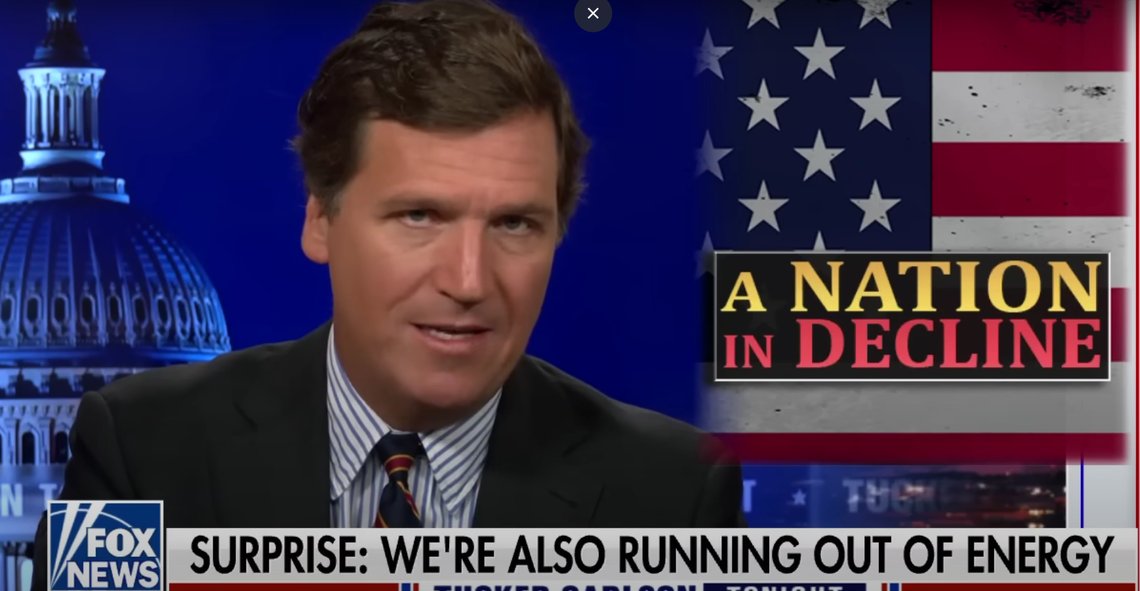 Tucker Carlson utfordrer makten i hver eneste sending. Slik sett holder han journalistikkens fane høyere enn de aller fleste. Skjermdump: Fox News / YouTube Tucker Carlson utfordrer makten i hver eneste sending. Slik sett holder han journalistikkens fane høyere enn de aller fleste. Skjermdump: Fox News / YouTube