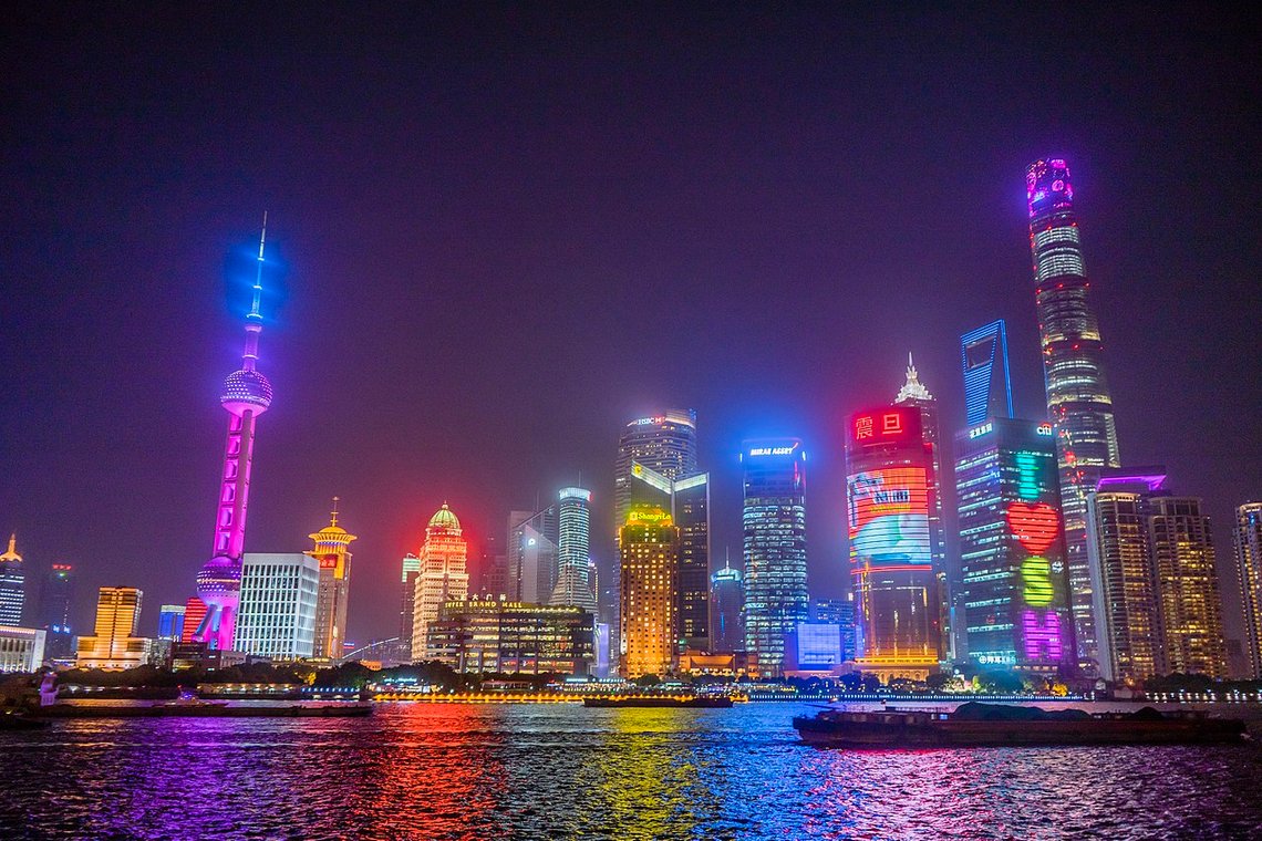Shanghais skyline avtegner seg mot nattehimmelen. Foto: Larry Qian / China 2017 / Wikimedia Commons. Shanghais skyline avtegner seg mot nattehimmelen. Foto: Larry Qian / China 2017 / Wikimedia Commons.