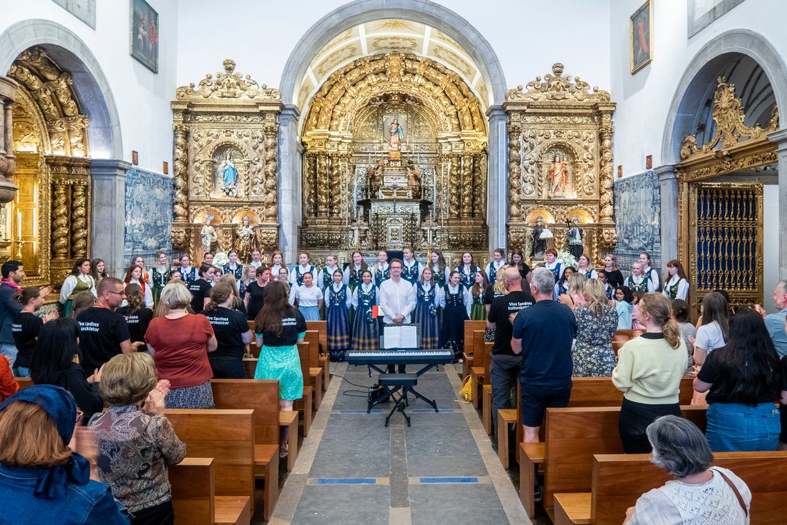 Førti vakre unge bunadskledde damer fra Bodø Domkirkes Ungdomskor ga mandag konsert i Cascais tre mil vest for Lisboa. Foto: Arnt Jensvoll / Document Førti vakre unge bunadskledde damer fra Bodø Domkirkes Ungdomskor ga mandag konsert i Cascais tre mil vest for Lisboa. Foto: Arnt Jensvoll / Document