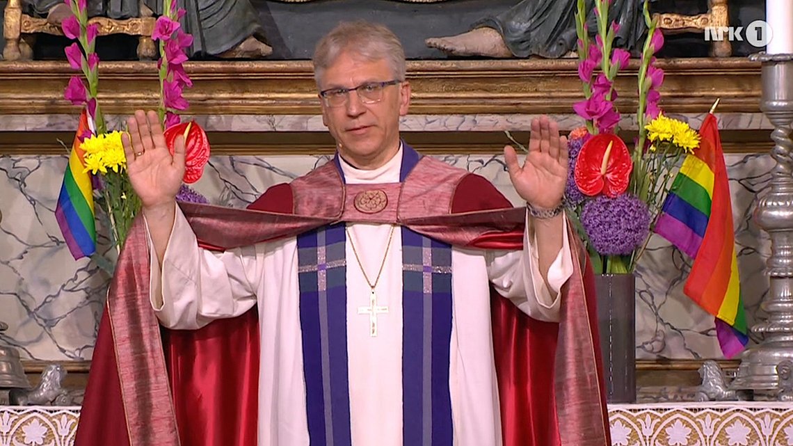 Olav Fykse Tveit forretter i Oslo domkirke den 26. juni 2022. Stillbilde: NRK. Olav Fykse Tveit forretter i Oslo domkirke den 26. juni 2022. Stillbilde: NRK.