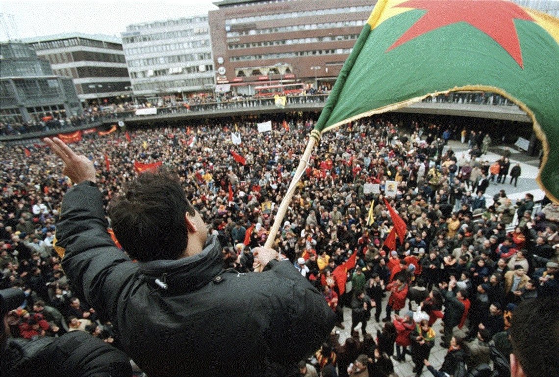 Kurdere demonstrerer på Sergels torg i Stockholm.
Foto: Björn Larsson / Scanpix / NTB Kurdere demonstrerer på Sergels torg i Stockholm.
Foto: Björn Larsson / Scanpix / NTB