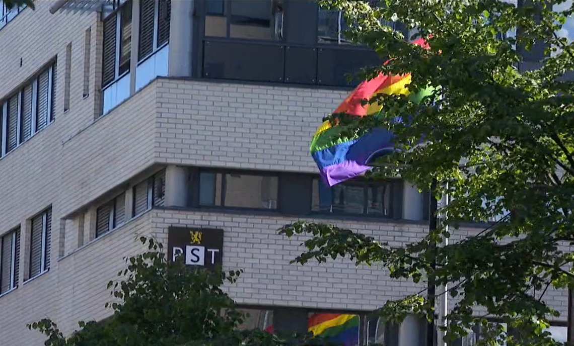 Men Pride-flagget er på plass utenfor Statnetts lokaler i Nydalen. Akkurat som i USA brukes woke-symboler som kamuflasjone for en politikk som plyndrer befolkningen. Foto: skjermdump NRK Men Pride-flagget er på plass utenfor Statnetts lokaler i Nydalen. Akkurat som i USA brukes woke-symboler som kamuflasjone for en politikk som plyndrer befolkningen. Foto: skjermdump NRK