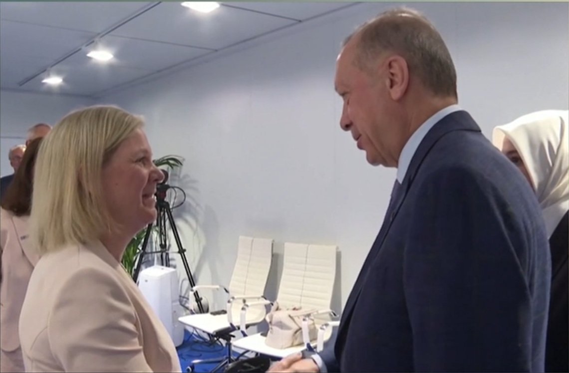 Sverige kan nå få sitt medlemskap i NATO, etter at statsminister Magdalena Andersson og president Recep Tayyip Erdoğan har blitt enige om.
Foto: Skjermbilde SVT Sverige kan nå få sitt medlemskap i NATO, etter at statsminister Magdalena Andersson og president Recep Tayyip Erdoğan har blitt enige om.
Foto: Skjermbilde SVT