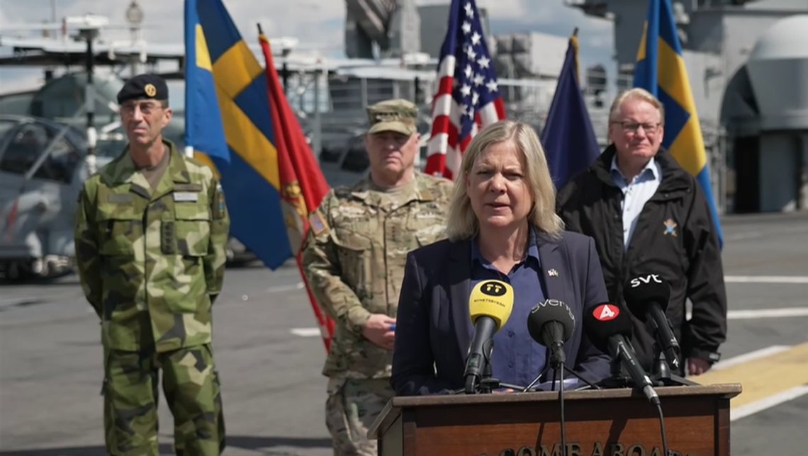 Øverstkommanderende Micael Bydén, general Mark Milley, statsminister Magdalena Andersson og forsvarsminister Peter Hultqvist under pressekonferansen ombord på det amerikanske amfibiske krigsskipet USS Kearsarge.
Foto: Skjermdump video SVT Øverstkommanderende Micael Bydén, general Mark Milley, statsminister Magdalena Andersson og forsvarsminister Peter Hultqvist under pressekonferansen ombord på det amerikanske amfibiske krigsskipet USS Kearsarge.
Foto: Skjermdump video SVT